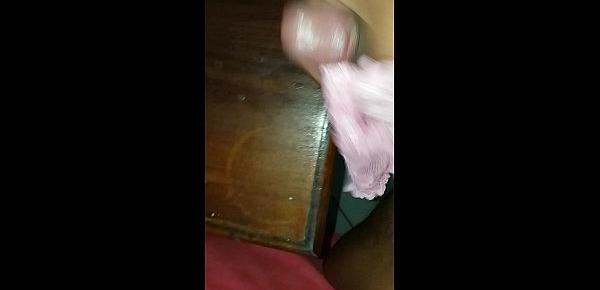  Peguei a calcinha da minha enteada usada no cesto de roupa suja !!! Senti o cheirinho me masturbei e gozei depois guardei a calcinha de volta no armario !!!